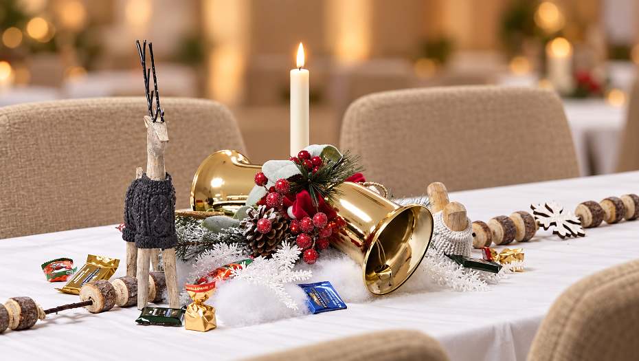 Winter woodland table with evergreen, pinecones and frosted accents.